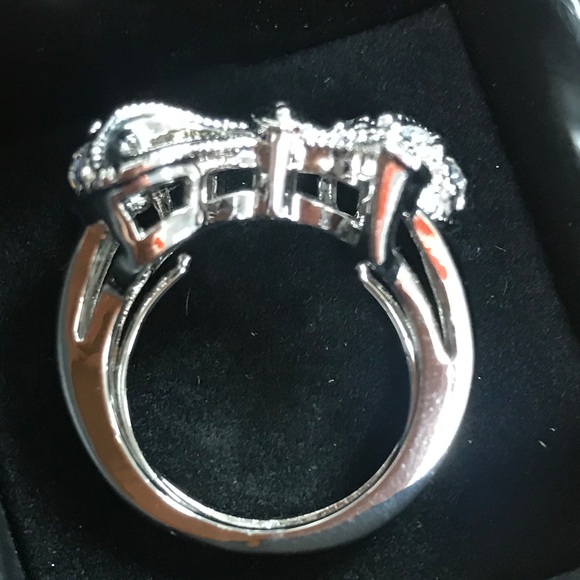 NWT Avon Take A Bow Ring Small Silvertone - Picture 3 of 10